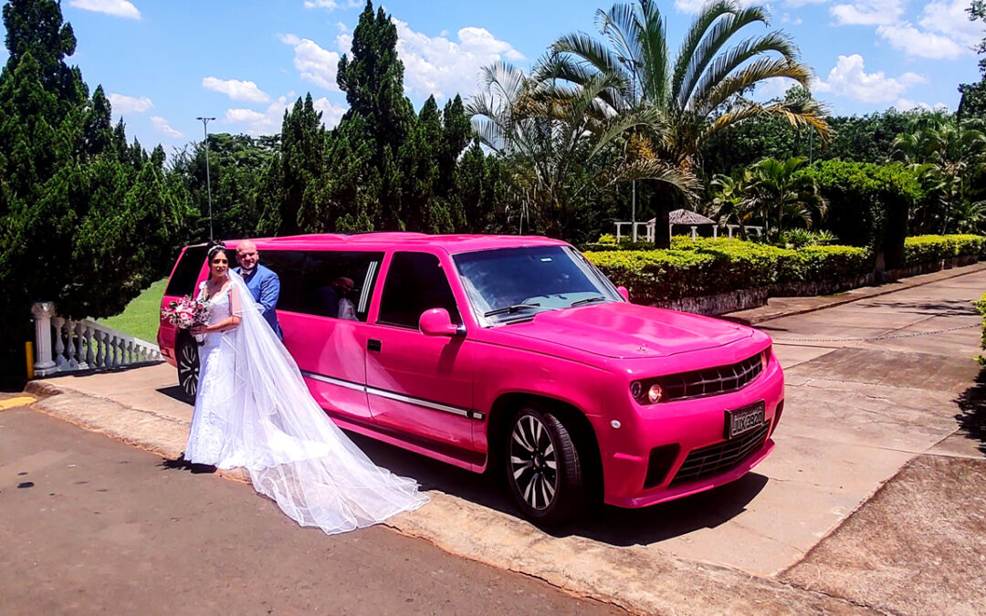 aluguel de limousine rosa para casamento